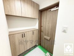 ナチュラルな木目調のドアとシューズボックスが、落ち着いた雰囲気を演出してくれます。