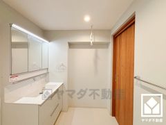 小さなお子様のお風呂上りもこのスペースがあればゆったりとして頂けます。室内洗濯機置場がございますので、天候に左右されず洗濯していただけます。