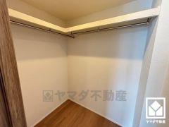 収納力豊富なウォークインクローゼット付き。お洋服はもちろん、スーツケースなどの大物もしっかり収納できます。