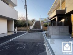 JR東海道本線「甲子園口」駅まで徒歩約16分。「グルメシティ西大島店」まで徒歩7分などお買い物施設も徒歩圏内で、毎日の通勤・通学だけでなく、日常のお買い物や、休日のお出かけまで利便性に優れています。