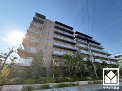 トイレにもトイレットペーパーのストックや、消耗品置き場などとしてお使いいただける吊戸棚がございます。