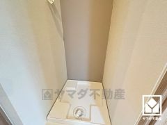 室内洗濯機置場がございますので、天候に左右されず洗濯していただけます。