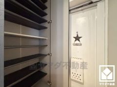 玄関にはシューズボックスを完備。家族の靴もしっかり収納できるので、玄関がいつも片付き、気持ちよくお客様を迎えられます。