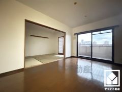 自然光を取り込む、開放感あふれる暮らし。隅々まで光が降り注ぎ、明るく心地の良い空間。約6帖の和室と約4.5帖の洋室が隣接しており、一体利用も可能です。