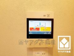 突然の来訪時でも安心なモニター付きインターホンを完備。お留守番中のお子様でも簡単に来訪者の確認ができます。