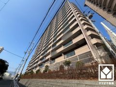 収納付きでスッキリお使い頂ける洗面台がございます。大きな鏡とワイドなカウンターで、忙しい朝でも身支度がしやすく時短になります。