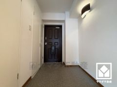 洗練されたデザインの玄関スペース。上質な空間演出でお出迎え、住まいの第一印象を美しく。広々とした玄関の為、ベビーカーでの出入りも楽々です。