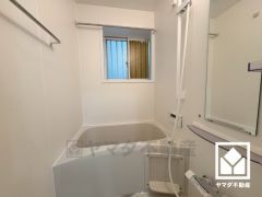 清潔感あふれる空間で、毎日のバスタイムをより快適に。真冬の寒い浴室を暖かく、また雨の日の洗濯物の乾燥にと多用途に活躍する浴室暖房乾燥機付きです。