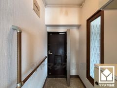 玄関扉はルーバー網戸付き。虫や視線をカットしながら風通しを確保できるので、夏場に涼しい風の取り込みや、湿気・においの排出にも重宝します。手摺りが設置されており、バリアフリーにも配慮されています。