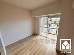 バルコニーにつながるお部屋で、通風・陽当たり良好。