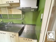 排気効率の良いレンジフード付き。デザイン性の高さも魅力です。