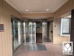 広々とした明るいエントランス。綺麗に整備されており、帰宅時や来客時にも気持ちの良い空間です。