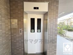 スムーズな移動を叶えるエレベーター。忙しい朝も快適に、ストレスフリーな暮らしをサポート。