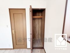 新たに家具を買わなくても良いので、ハンガーパイプ付きのクローゼットは嬉しいですね。