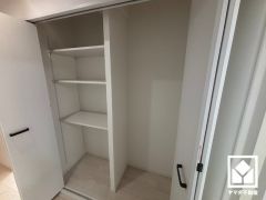 全居室収納付き。廊下収納など他にも収納があり、住空間を広々お使いいただけます。