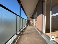 広々としているため、お洗濯物をたっぷりと干す事ができます。11階建て最上階で前面に視界を遮る高い建物がなく、開放的な景色が広がります。