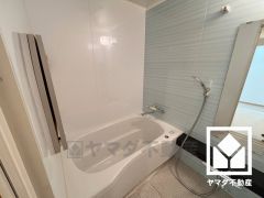 1日の疲れを癒す浴室でゆったりリフレッシュ。清潔感あふれる空間で、毎日のバスタイムをより快適に。