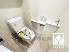 明るく清潔感溢れるトイレです。温水洗浄便座付きで、季節を問わずいつでも温かい便座をお使いいただけます。手洗いが別になっているので、衛生的に使えます。