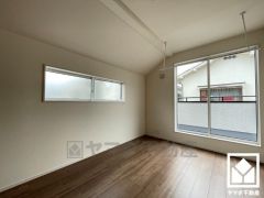 約6帖の2階洋室です。室内物干しが設置されており、天候に関係なくお洗濯物を干していただけます。花粉・黄砂の多い日も安心です。