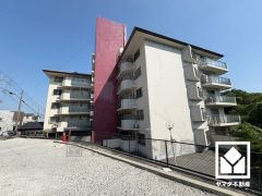 浴室はボタン1つで自動でお湯張りができるオートバス機能付き。追い炊き機能もございますので、いつでも温かいお風呂に入ることができます。