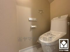 明るく清潔感溢れるトイレです。温水洗浄便座付きで、季節を問わずいつでも温かい便座をお使いいただけます。