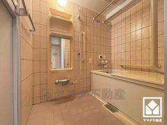 1日の疲れを癒す浴室でゆったりリフレッシュ。清潔感あふれる空間で、毎日のバスタイムをより快適に。浴室乾燥機付き。