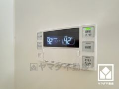 ボタン1つで自動でお湯張りができるオートバス機能付き。追い炊き機能もございますので、いつでも温かいお風呂に入ることができます。