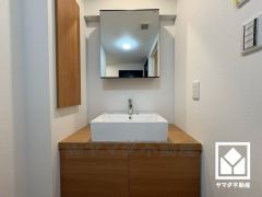 収納付きでスッキリお使い頂ける3面鏡の洗面台です。カウンターが広めなので、忙しい朝でも身支度がしやすく時短になります。