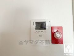 突然の来訪時でも安心なモニター付きインターホンを完備。お留守番中のお子様でも簡単に来訪者の確認ができます。