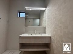 収納付きでスッキリお使い頂ける3面鏡の洗面台です。ワイドなカウンターで、忙しい朝でも身支度がしやすく時短になります。