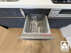 毎日の家事の負担を軽減でき、省エネにもなる食器洗乾燥機付き。