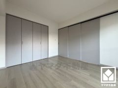 約6帖の洋室です。リビングに隣接する引き戸のお部屋で、一体利用も可能です。