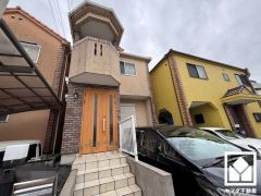 ドアのスリット窓から光が差し込み、外出時にも帰宅時にも、明るい気持ちになれる玄関です。