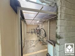 屋根付き駐輪場なので、雨や風、直射日光から自転車を守ることができます。