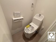 明るく清潔感溢れるトイレです。2連トイレットペーパーホルダーなのでお取替えの手間が軽減できます。