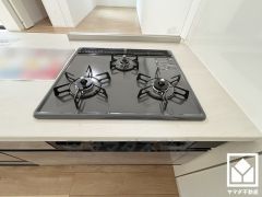 家族のごはん作りがはかどる。同時調理ができる3口コンロ付き。