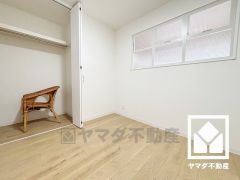 室内窓がございます。高い位置にあるためプライバシーを確保しながら、こもりがちな空気を効率よく換気できます。