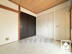 1階洋室です。おしゃれなインテリアが映えるデザイン性の高い洋室で、リラックスしたひとときを過ごせます。