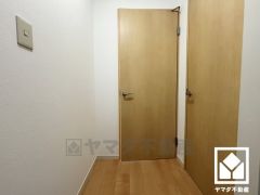 ナチュラルな木目調の室内ドアは落ち着いた雰囲気を演出してくれます。