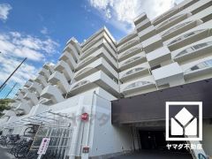 自然と調和するデザインが魅力。四季折々の風景に溶け込む、心地よい住まい。