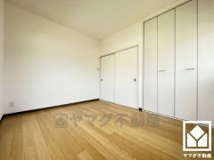 大きなクローゼット付きの洋室で整理整頓しやすいです。