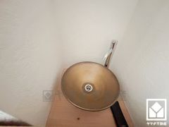 1階の洗面台です。玄関に設置されており、帰宅後すぐに手を洗えて衛生的です。