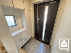 玄関にはシューズボックスを完備。家族の靴もしっかり収納できるので、玄関がいつも片付き、気持ちよくお客様を迎えられます。