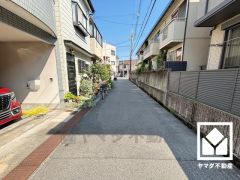 キッチンは空間を有効活用できる壁付けタイプ。