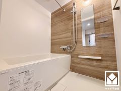 1日の疲れを癒す浴室でゆったりリフレッシュ。ナチュラルな木目調のアクセントパネルは落ち着いた雰囲気を演出してくれます。