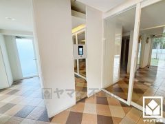 上質な素材と洗練されたデザインが織りなすエントランス。住まう人の誇りを感じさせる、優雅な迎えの空間。