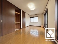 約9帖の2階洋室です。全居室6帖以上のゆとりある居住空間?で、広々お使いいただけます。