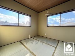 約4.5帖の3階和室です。陽光がたっぷり差し込む洗練された和の空間。温かみのある畳のスッキリとしたデザインが、暮らしを心地よく彩ります。