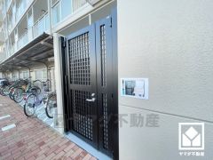 阪神電鉄本線「甲子園」駅まで徒歩約10分、阪神電鉄武庫川線「東鳴尾」駅まで徒歩約24分、阪急電鉄今津線「今津」駅まで徒歩約29分の立地。