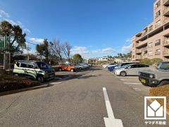 敷地内に駐車場を完備。重い荷物や雨の日の移動もスムーズで、快適なカーライフを実現。空き状況等は弊社スタッフまでお気軽にお問い合わせください。